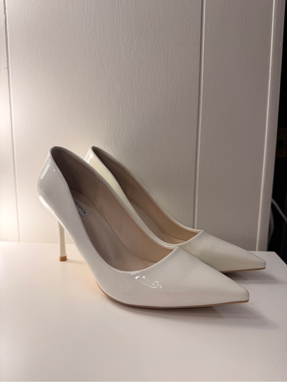 Yuanzhilin Pointed-Toe High Heels in White